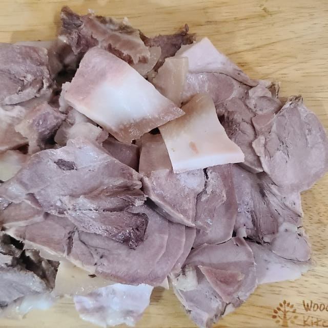 국내산 머릿고기2kg 삶은 돼지머리 슬라이스 업소용 머리고기 국밥용 절단 (귀없음)